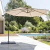 Parasol Décentré Rond Manoa Taupe Hespéride 2 Parasol Décentré Rond Manoa Taupe Hespéride -Promos Jardin Meubles Boutique parasol decentre rond manoa taupe hesperide